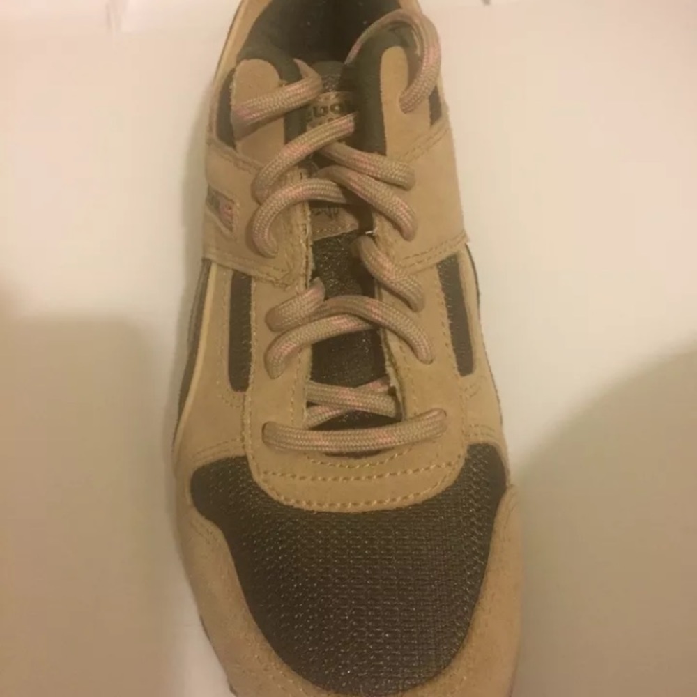 Women’s Reebok Classic - Picture 2 of 3